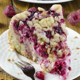 Raspberry Cream Cheese Coffee Cake – all tastes you like, you’ll get here in just about every bite: damp and buttery cake, creamy cheesecake filling, juicy raspberries and crunchy streusel topping.
